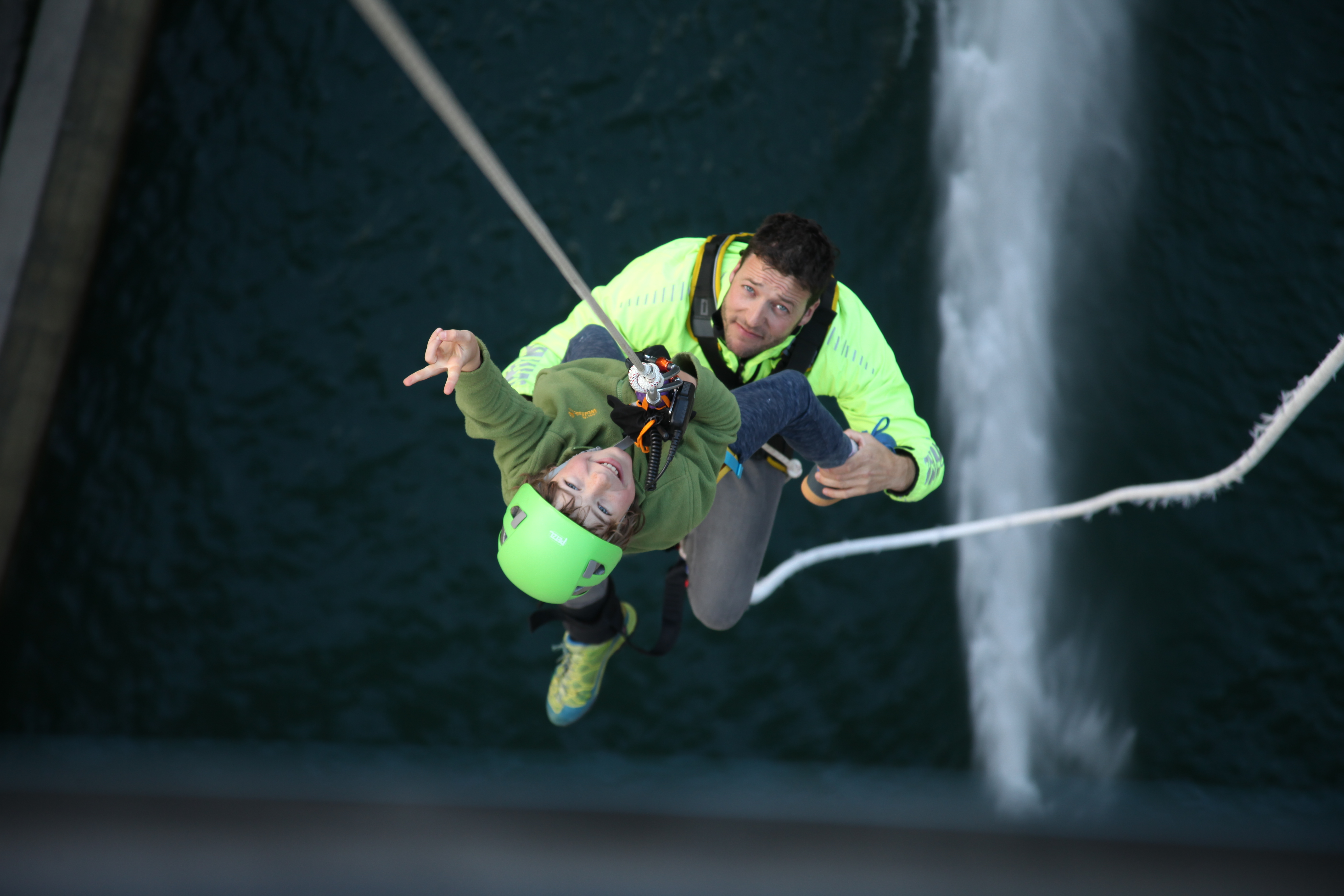 Nen després de saltar en bungee